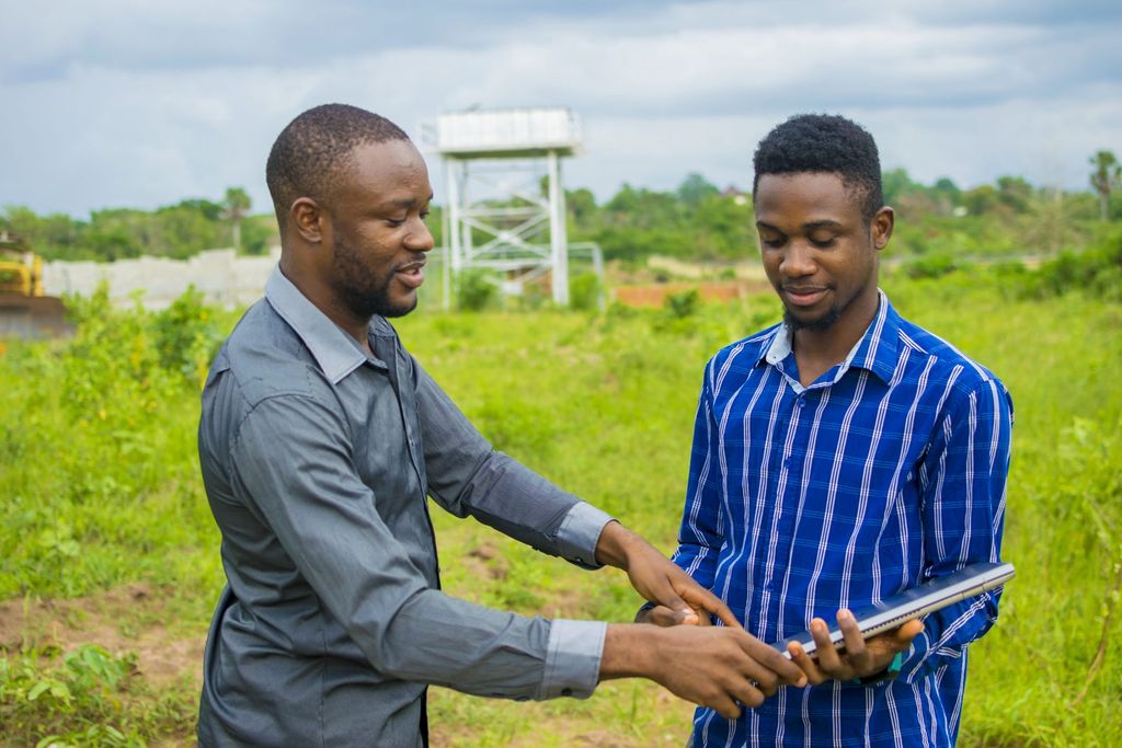 An advisor and a farmer discussing field work